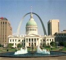 Bild: Capitol  und Gateway Arch in St. Louis, Missouri, 2001 
